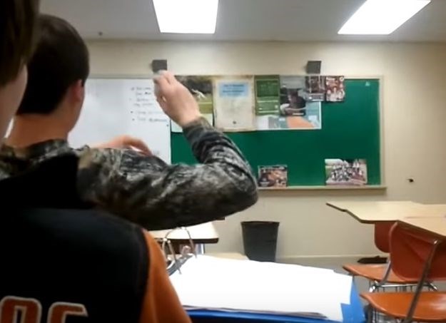 MOĆNA LEKCIJA Učitelj pomoću komada papira učenicima pokazao što znači biti privilegiran