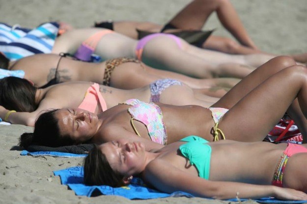 Miriše ljeto: Brojne turistkinje na Bačvicama uživale na suncu