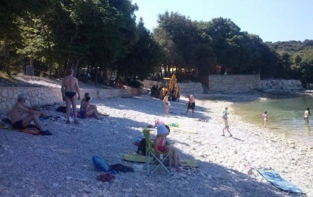 Kupače na plaži u Istri šokirao bager