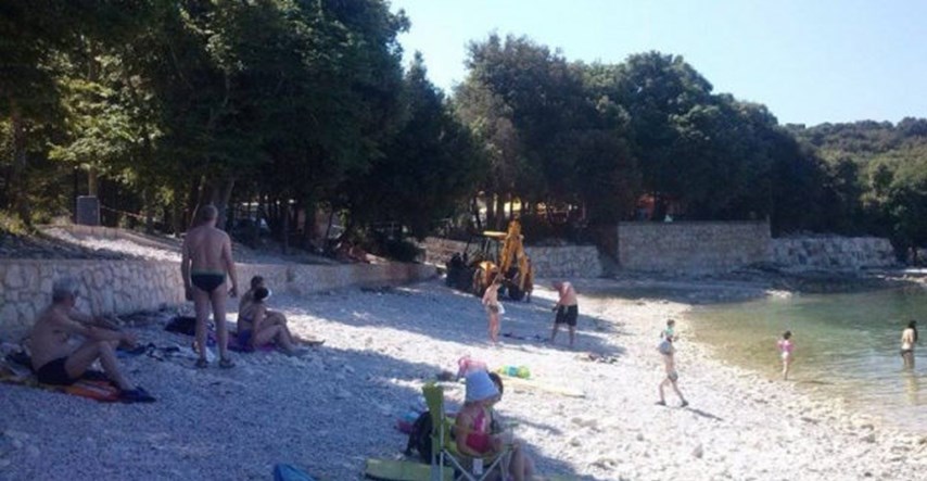 Kupače na plaži u Istri šokirao bager
