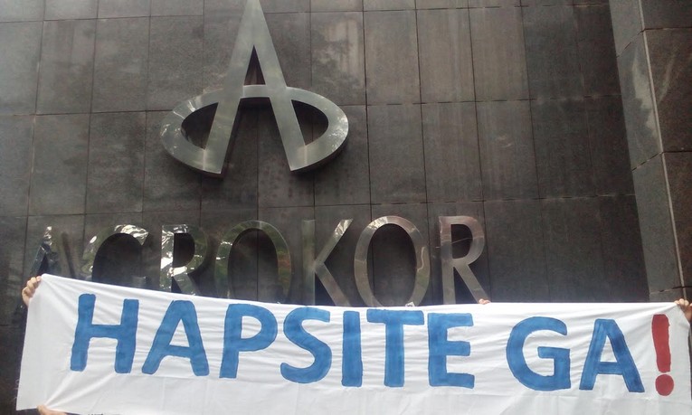 Radnička fronta provocira Todorića transparentom ispred Agrokora: "Hapsite ga"