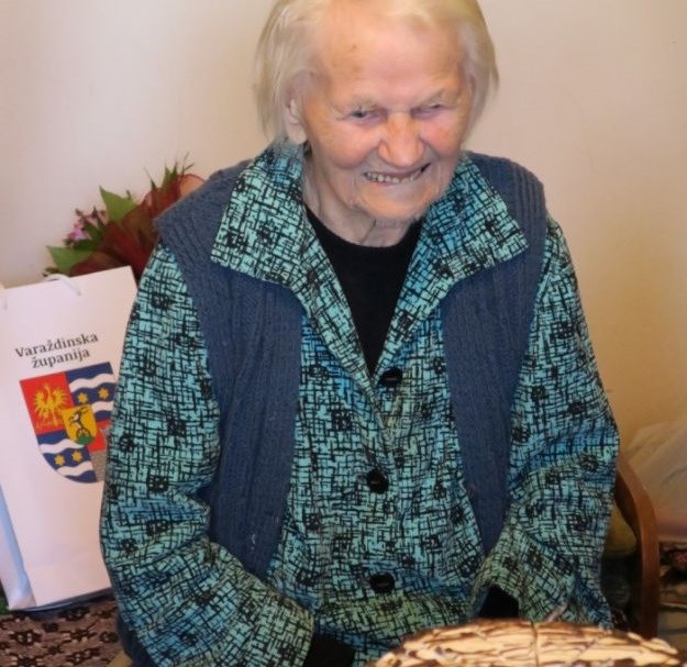 Baka Ana proslavila 102. rođendan: Živi sama, a svaki dan započinje šalicom kave