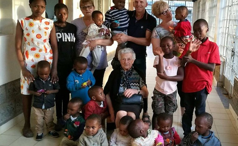 93-godišnja baka Irma sa štapom u ruci otputovala volontirati u Keniju