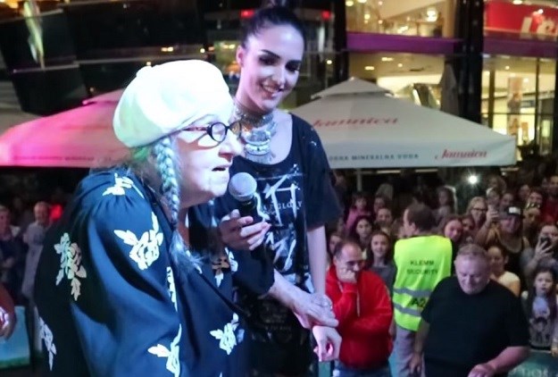 VIDEO Lani Jurčević na koncertu 87-godišnja baka totalno ukrala show