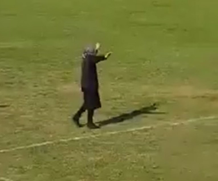 VIDEO Bakica upala na nogometni teren u Bakiću, vikala na suca, morali je iznijeti van