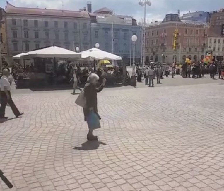 VIDEO "S Dolca u disko": Simpatična bakica zaplesala na Jelačić placu i oduševila Facebook