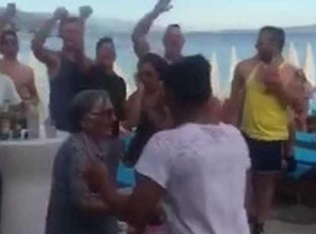VIDEO Ludilo u Splitu: Bakica zaplesala s Ultrašima i zapalila atmosferu