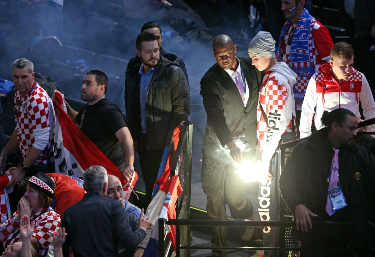 Hrvatski navijači opet bakljama iznenadili Francuze