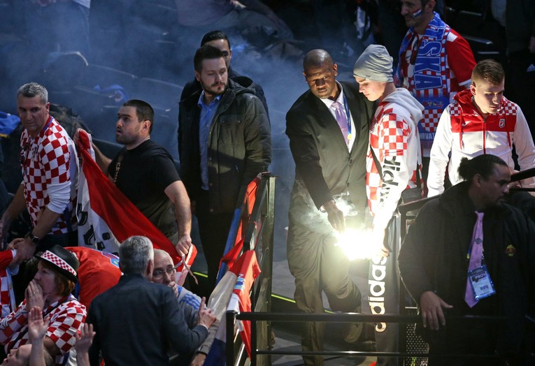 Hrvatski navijači opet bakljama iznenadili Francuze