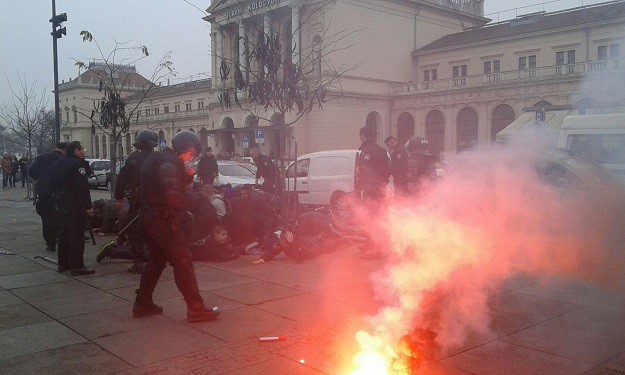 FOTO Drama na Glavnom kolodvoru: Interventna policija opkolila torcidaše i oduzela im palice, boksere, baklje