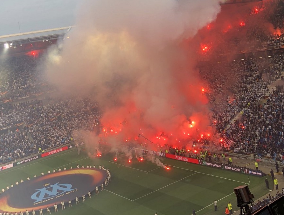 NAVIJAČI MARSEILLEA ZAPALILI STADION Pobacali desetke baklji na teren