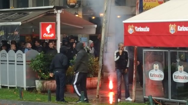 FOTO Opsadno stanje na Maksimiru, policija privodi navijače zbog baklji