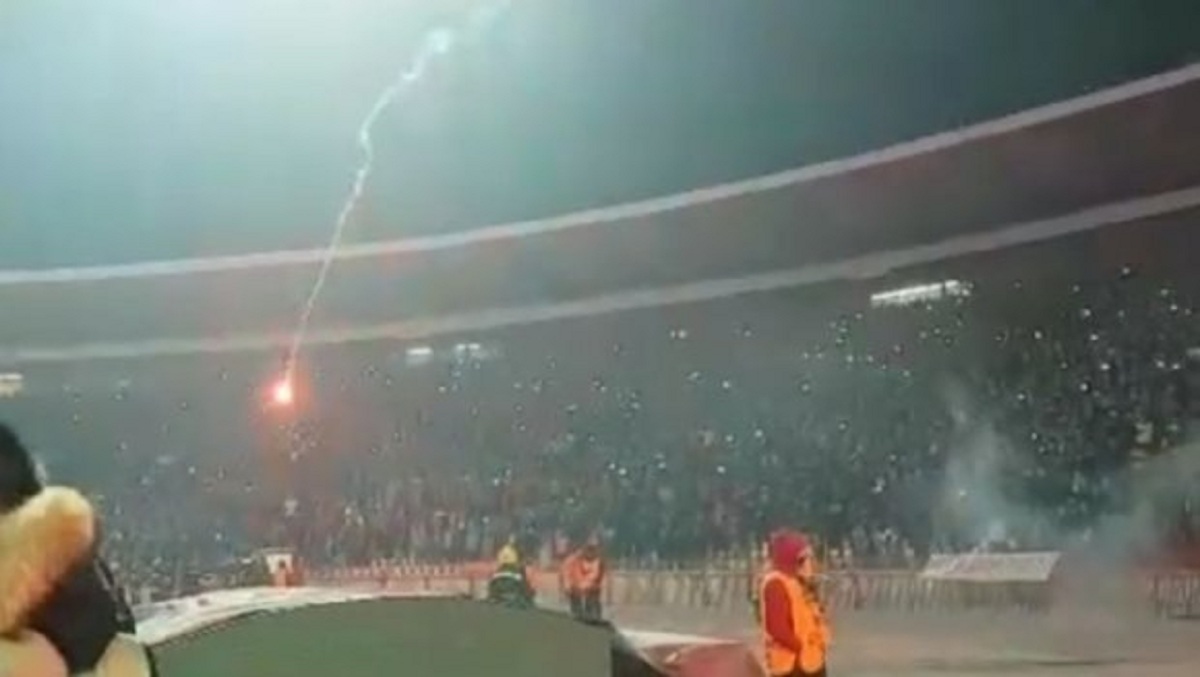 DIVLJANJE NIJEMACA NA MARAKANI, GAĐALI I DJECU Trenutak kad baklja navijača Kölna pogađa Zvezdine