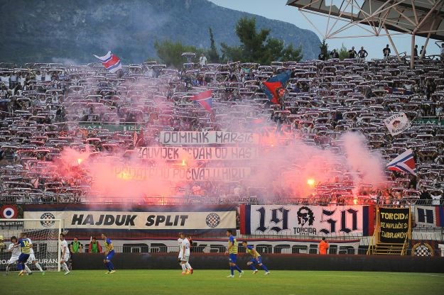 Hajduku 30 tisuća eura UEFA-ine kazne za šest baklji protiv Kopra