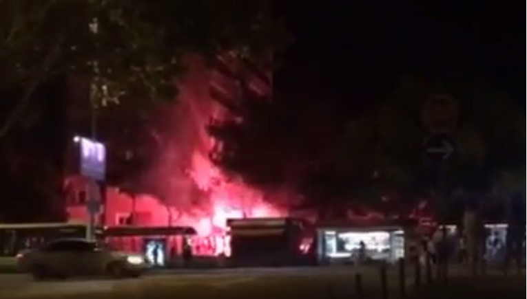 NOĆNA AKCIJA TORCIDE Bakljada ispred hotela u kojem spavaju igrači Brondbyja