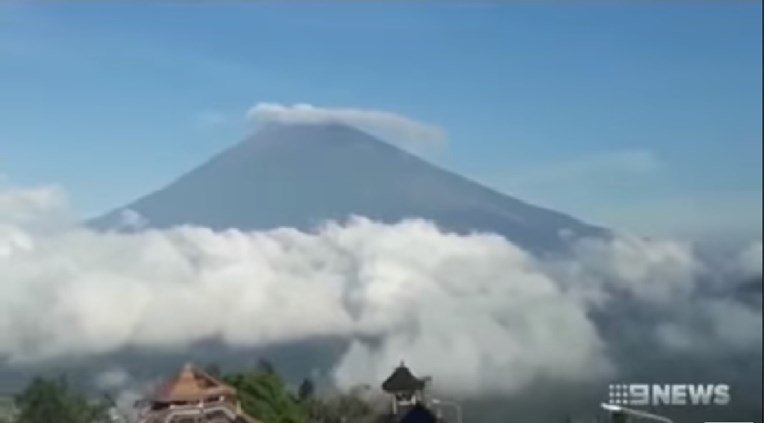 VIDEO Masovna evakuacija s Balija zbog prijetnje erupcije vulkana: "Imamo 800 potresa na dan"