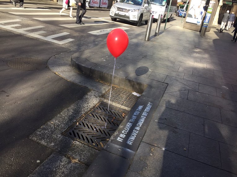 "Bliže je nego što mislite": Po gradu osvanuli crveni baloni, možete li pogoditi zašto?