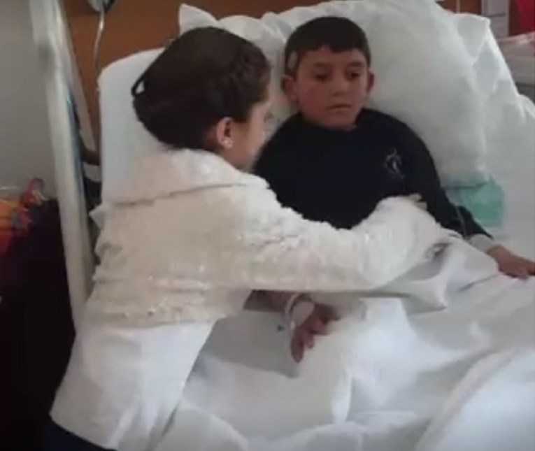 VIDEO Mala tviterašica iz Alepa posjetila dječaka koji je u napadu ostao bez nogu