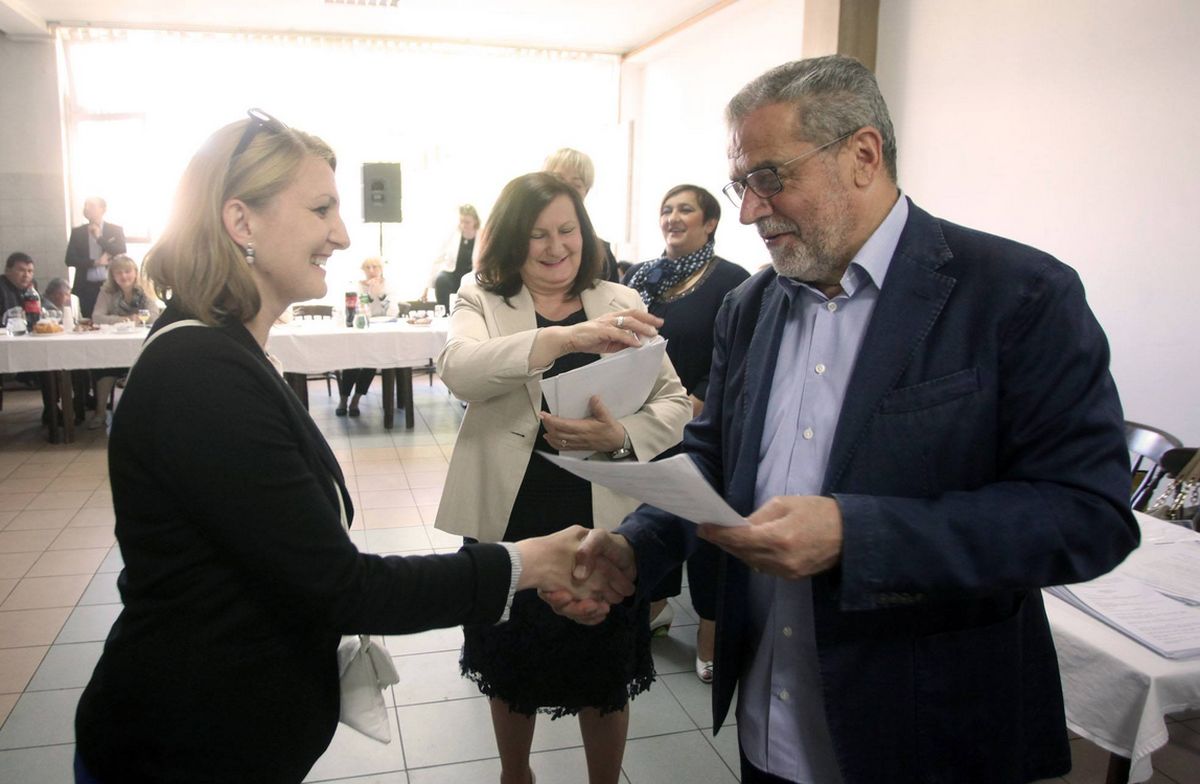 MOŽE LI BESRAMNIJE? Bandić dva dana prije izbora podijelio stotine ugovora o radu