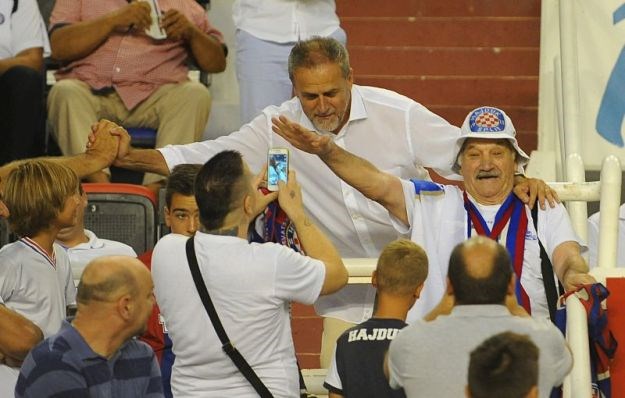 Kumovi braće Mamić na Poljudu, Dinamov počasni predsjednik nosio bijelo