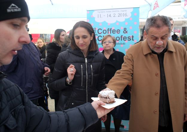 Nema bolovanja ni na Valentinovo: Bandić na rezanje torte stigao sa zavojem na nosu