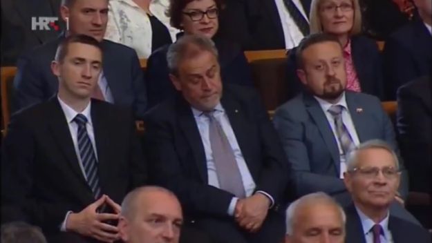 Nije više mogao: Kamera ulovila Bandića kako kunja na koncertu