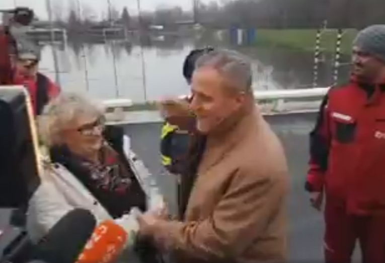 VIDEO Bandić došao u poplavljeni Jasenovac, obećao da će donirati kombi pa otišao na kavu