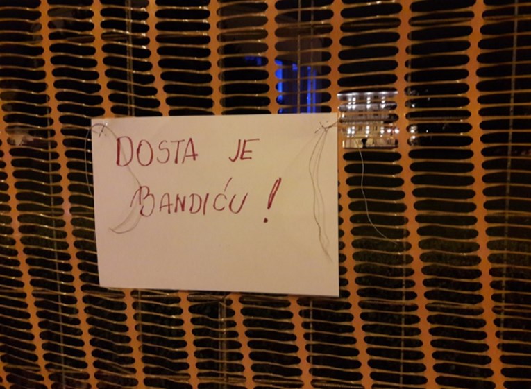 Zagrepčani zbog preuređenja Trga žrtava fašizma ostavljaju poruke Bandiću: "Vrati magnoliju"