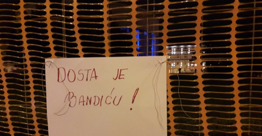 Zagrepčani zbog preuređenja Trga žrtava fašizma ostavljaju poruke Bandiću: "Vrati magnoliju"