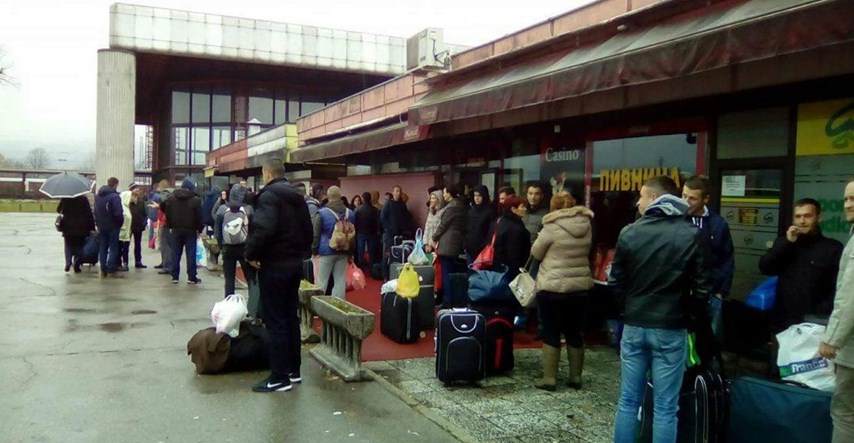Tužne slike s banjalučkog kolodvora, suze i oproštaji 200 ljudi koji odlaze u Slovačku