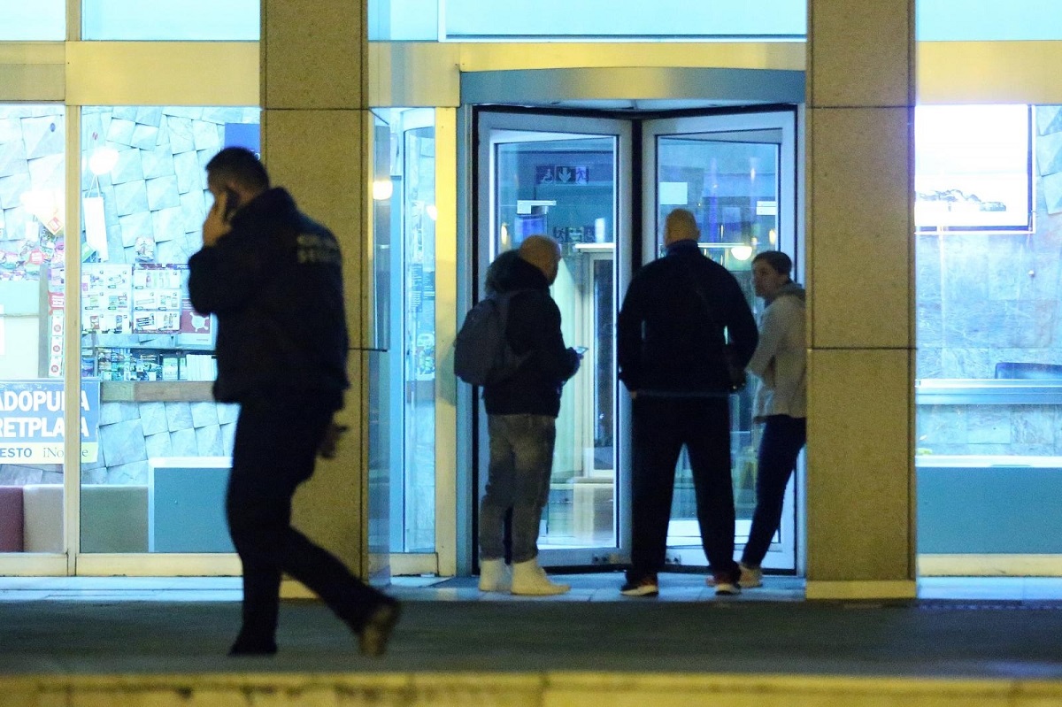 SUBVENCIONIRANI KREDITI Bankarski kuriri cijelu noć čekali pred APN-om