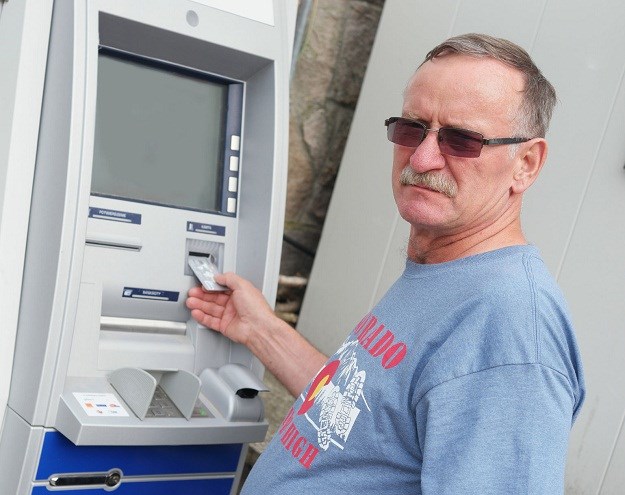 Nasamario starca u Puli, pa mu ovaj predao netom podignuti novac s bankomata