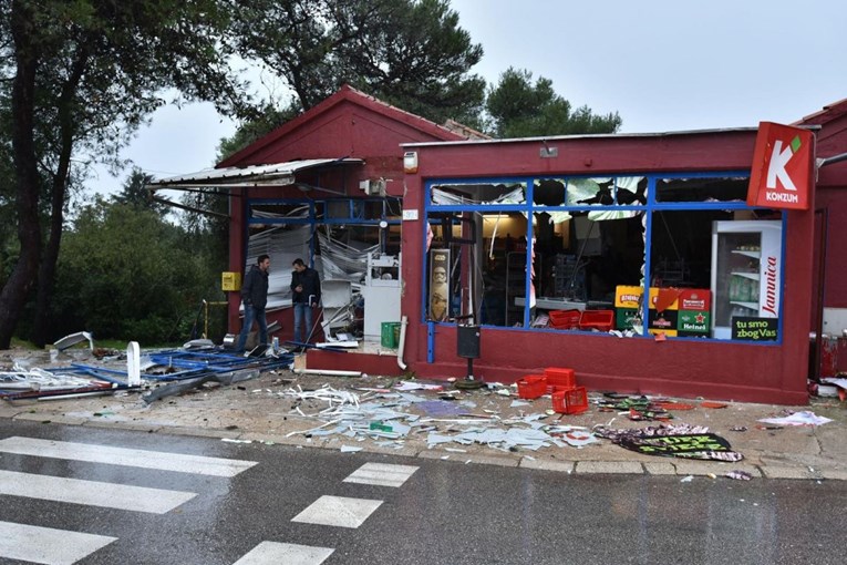 Pogledajte kako izgleda Konzum u Rovinju nakon što je eksplozijom raznesen bankomat i pola dućana
