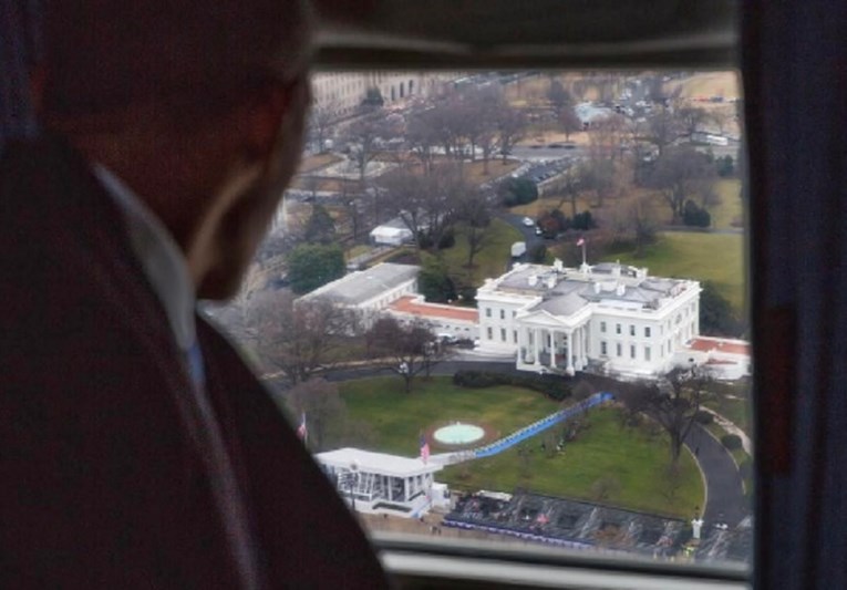 Ova fotografija prikazuje Obamino posljednje "zbogom" Bijeloj kući