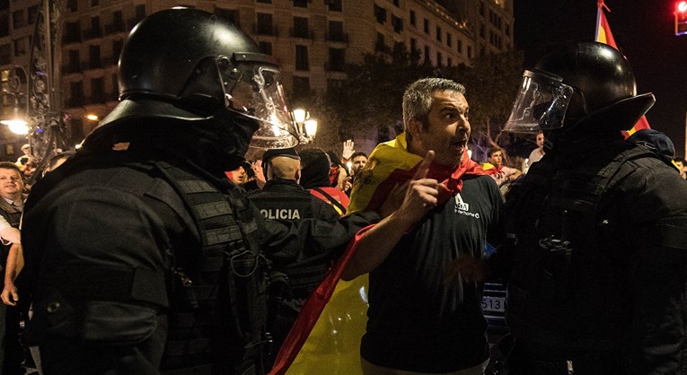 Madrid raspustio katalonski parlament, prvi sukobi u Barceloni