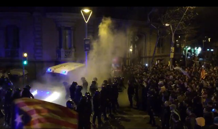 VIDEO Kaos u Barceloni: U sukobu policije i prosvjednika oko 100 ozlijeđenih