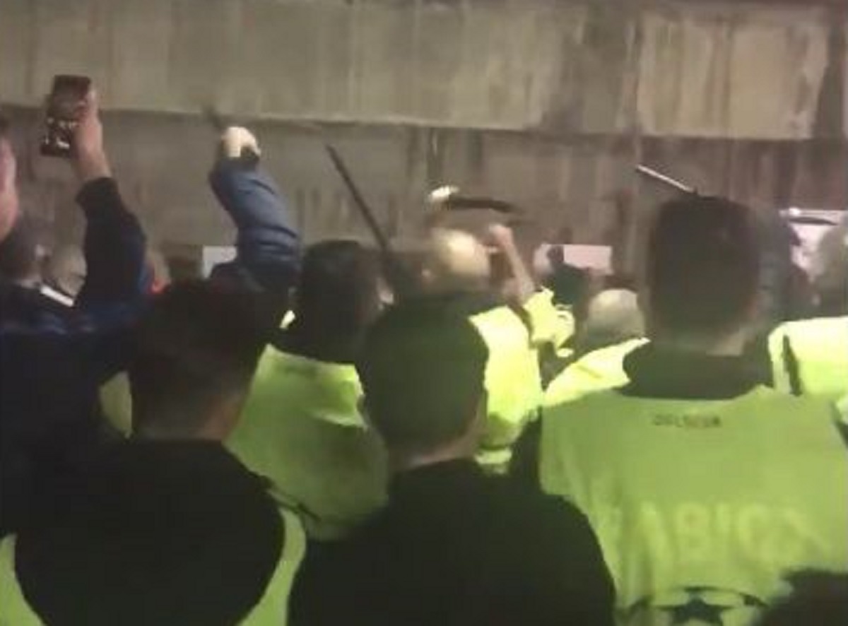 SNIMKA POLICIJSKE BRUTALNOSTI U BARCELONI Isukanim pendrecima jurišaju na Engleze