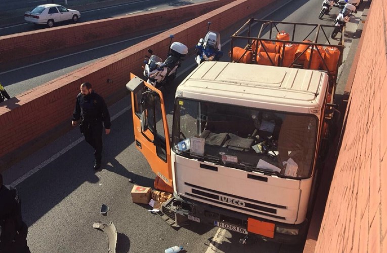 VIDEO Kamionom s plinskim bocama jurio prema centru Barcelone, policija otvorila vatru