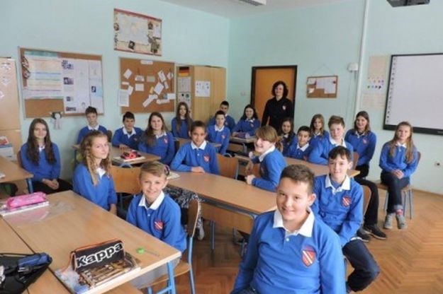 FOTO Karlovačka škola uvela školske uniforme, što mislite o tome?