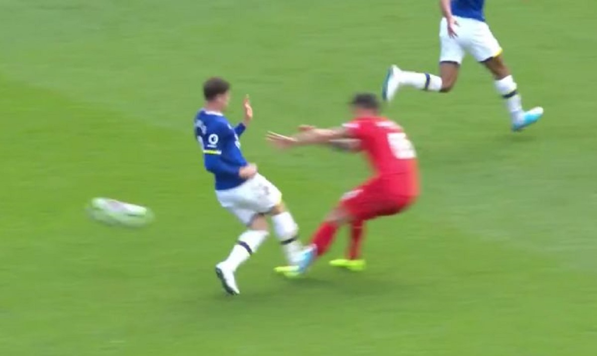 LOVREN KRVNIČKI PREGAŽEN Evertonov najbolji igrač zamalo mu slomio gležanj