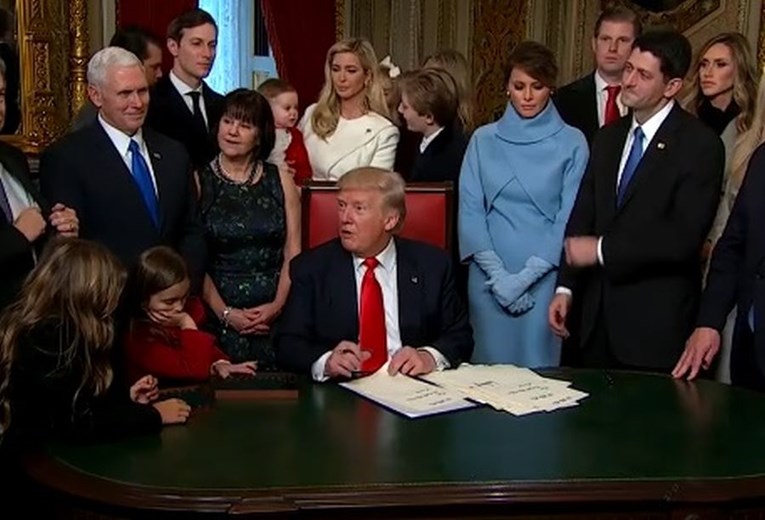 VIDEO Morate vidjeti što je radio sin Donalda Trumpa dok je on potpisivao prve službene dokumente