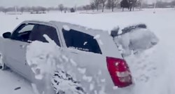 Ovako Rusi skidaju snijeg s auta: Nije ništa opasno, osim možda za uši