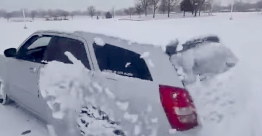 Ovako Rusi skidaju snijeg s auta: Nije ništa opasno, osim možda za uši