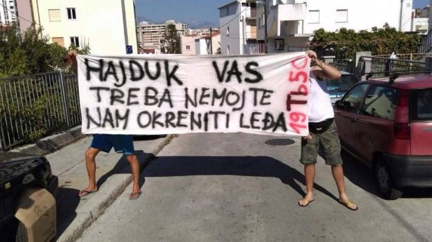 Navijači ispred kuće Mate Baturine: "Hajduk vas treba, nemojte nam okrenuti leđa"