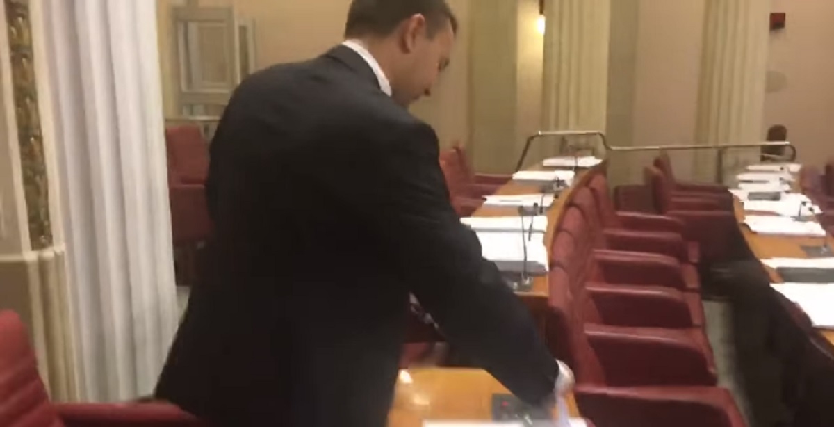 VIDEO Bauk "deložirao" HNS-ovce s oporbene strane sabornice