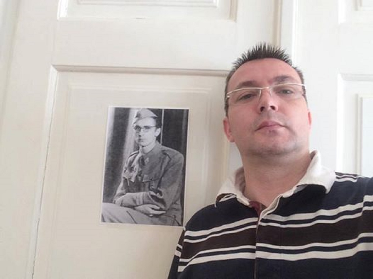 Bauk pozirao kraj Tuđmana s petokrakom: "Ja odlazim, Franjo ostaje"