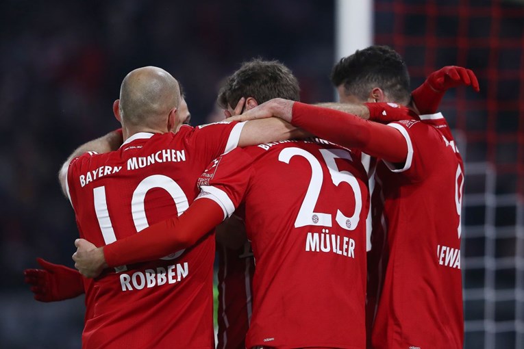 PJACA OSTAO NA KLUPI Bayern slavio protiv Schalkea