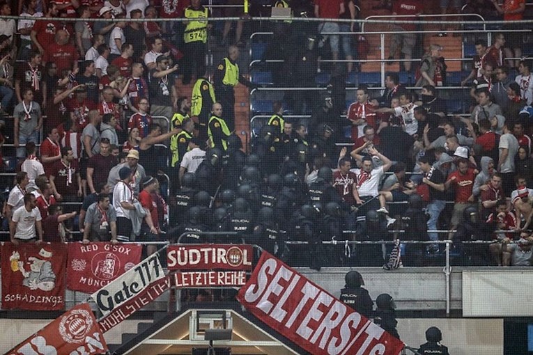 BRUTALNO Madridska policija se obračunala s navijačima Bayerna na tribinama