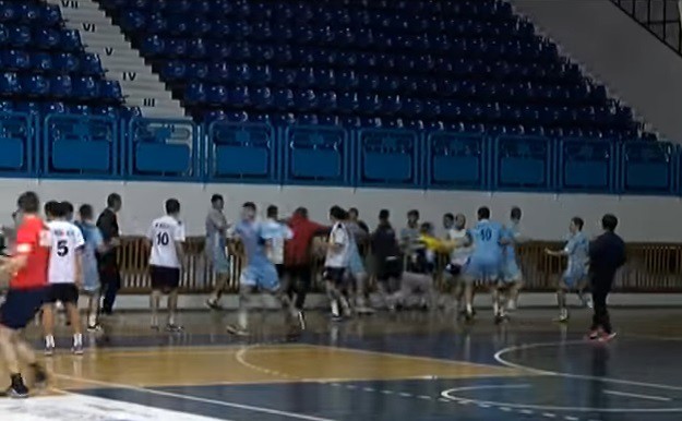 Nasilje na rukometnoj utakmici zgrozilo Crnu Goru: Dok su se igrači brutalno tukli, navijači ih gađali stolicama