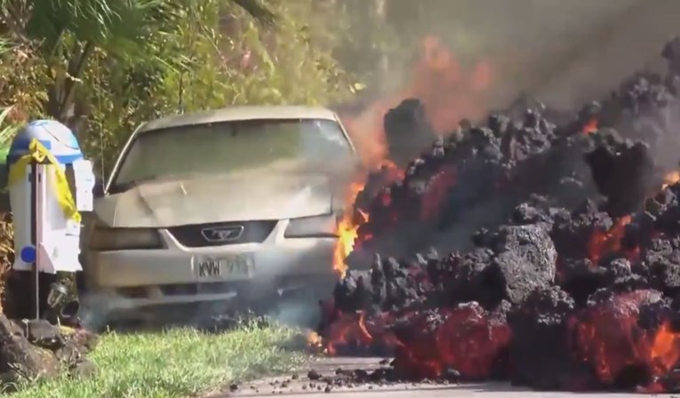 Lava na Havajima guta auto, pogledajte snimku